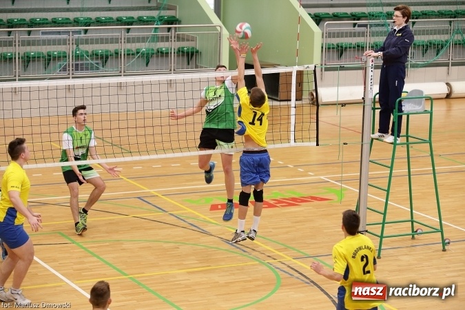 Zdjęcie w galerii na portalu naszraciborz.pl: XV Mikołajkowy Turniej w piłce siatkowej dziewcząt i chłopców szkół ponadgimnazjalnych   wiadomości z regionu