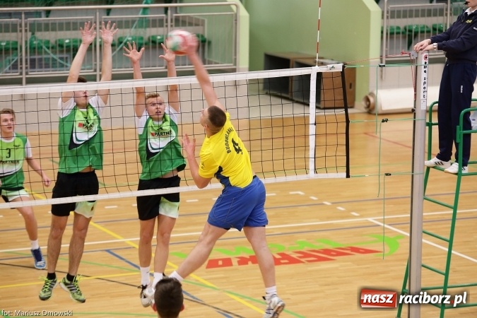 Zdjęcie w galerii na portalu naszraciborz.pl: XV Mikołajkowy Turniej w piłce siatkowej dziewcząt i chłopców szkół ponadgimnazjalnych   wiadomości z regionu