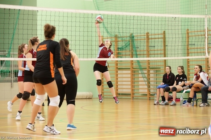 Zdjęcie w galerii na portalu naszraciborz.pl: XV Mikołajkowy Turniej w piłce siatkowej dziewcząt i chłopców szkół ponadgimnazjalnych   wiadomości z regionu