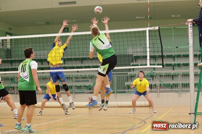 Zdjęcie w galerii na portalu naszraciborz.pl: XV Mikołajkowy Turniej w piłce siatkowej dziewcząt i chłopców szkół ponadgimnazjalnych   wiadomości z regionu