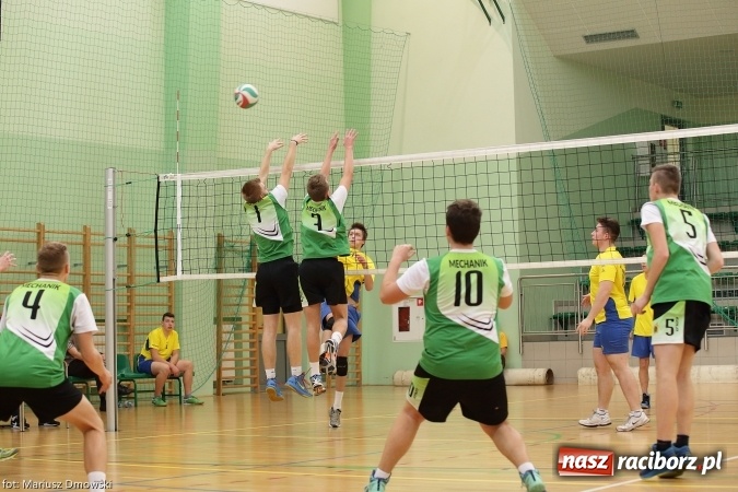 Zdjęcie w galerii na portalu naszraciborz.pl: XV Mikołajkowy Turniej w piłce siatkowej dziewcząt i chłopców szkół ponadgimnazjalnych   wiadomości z regionu