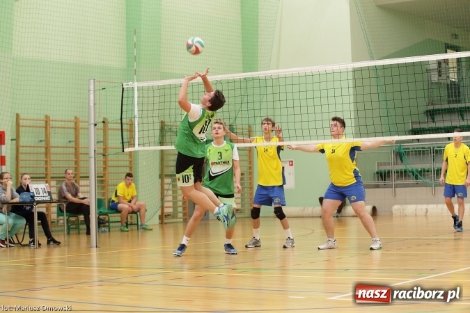 Zdjęcie w galerii na portalu naszraciborz.pl: XV Mikołajkowy Turniej w piłce siatkowej dziewcząt i chłopców szkół ponadgimnazjalnych   wiadomości z regionu