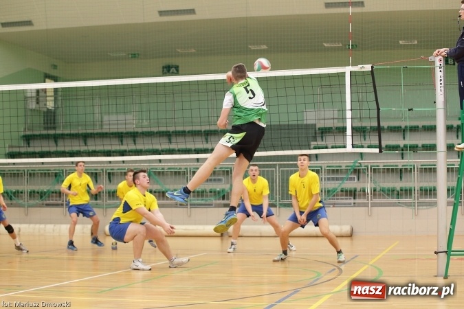 Zdjęcie w galerii na portalu naszraciborz.pl: XV Mikołajkowy Turniej w piłce siatkowej dziewcząt i chłopców szkół ponadgimnazjalnych   wiadomości z regionu