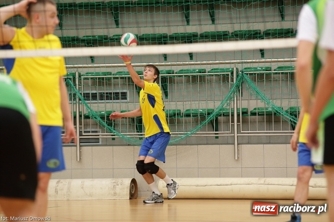 Zdjęcie w galerii na portalu naszraciborz.pl: XV Mikołajkowy Turniej w piłce siatkowej dziewcząt i chłopców szkół ponadgimnazjalnych   wiadomości z regionu
