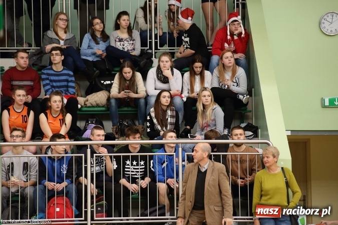 Zdjęcie w galerii na portalu naszraciborz.pl: XV Mikołajkowy Turniej w piłce siatkowej dziewcząt i chłopców szkół ponadgimnazjalnych   wiadomości z regionu