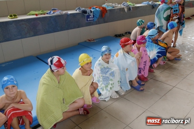 Zdjęcie w galerii na portalu naszraciborz.pl: III Mikołajkowe Zawody Pływackie w ZSOMS wiadomości z regionu