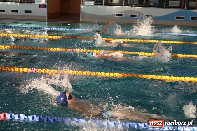 Zdjęcie w galerii na portalu naszraciborz.pl: III Mikołajkowe Zawody Pływackie w ZSOMS wiadomości z regionu