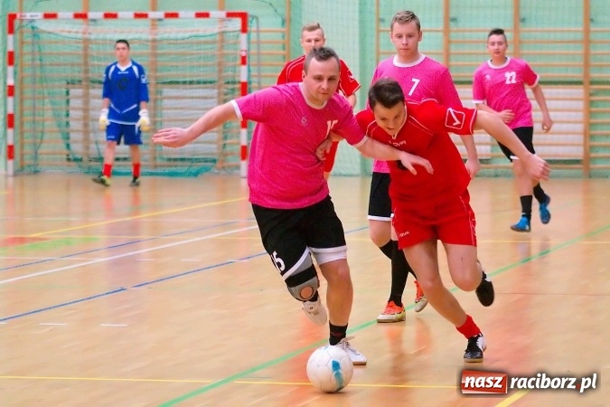 Zdjęcie w galerii na portalu naszraciborz.pl: Poniedziałkowe emocje w HLPN. Zwycięstwa IC Team i Wychylylybymy wiadomości z regionu