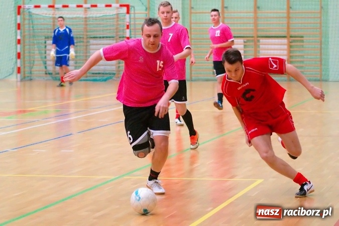 Zdjęcie w galerii na portalu naszraciborz.pl: Poniedziałkowe emocje w HLPN. Zwycięstwa IC Team i Wychylylybymy wiadomości z regionu