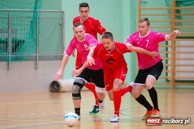 Zdjęcie w galerii na portalu naszraciborz.pl: Poniedziałkowe emocje w HLPN. Zwycięstwa IC Team i Wychylylybymy wiadomości z regionu