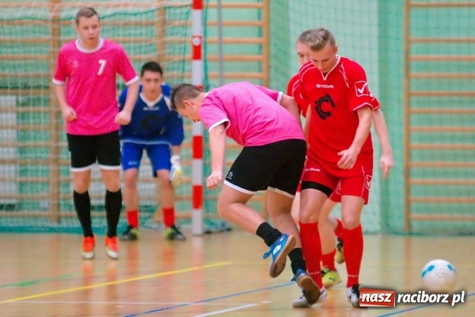 Zdjęcie w galerii na portalu naszraciborz.pl: Poniedziałkowe emocje w HLPN. Zwycięstwa IC Team i Wychylylybymy wiadomości z regionu