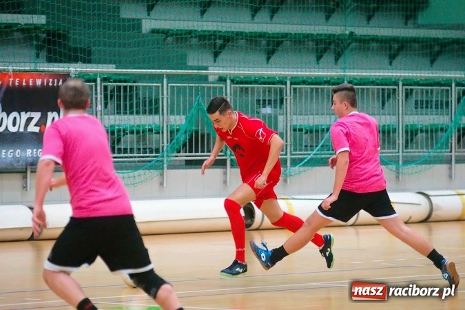 Zdjęcie w galerii na portalu naszraciborz.pl: Poniedziałkowe emocje w HLPN. Zwycięstwa IC Team i Wychylylybymy wiadomości z regionu