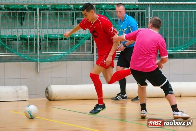 Zdjęcie w galerii na portalu naszraciborz.pl: Poniedziałkowe emocje w HLPN. Zwycięstwa IC Team i Wychylylybymy wiadomości z regionu