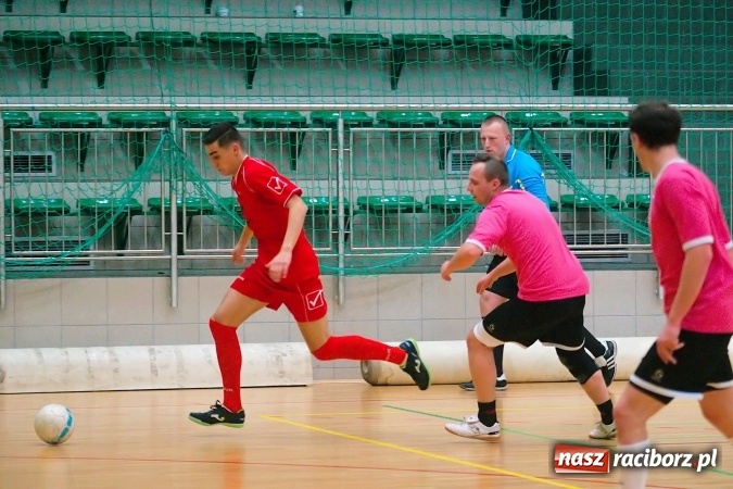 Zdjęcie w galerii na portalu naszraciborz.pl: Poniedziałkowe emocje w HLPN. Zwycięstwa IC Team i Wychylylybymy wiadomości z regionu