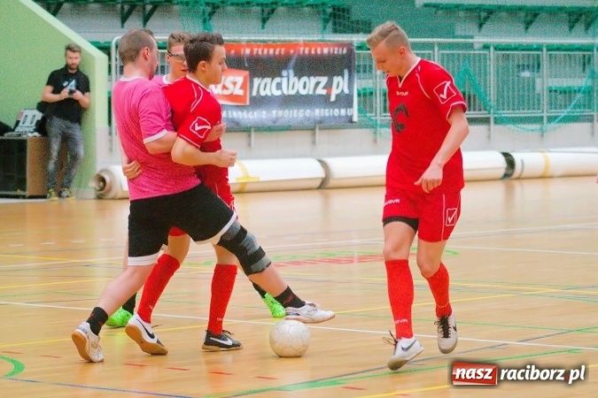 Zdjęcie w galerii na portalu naszraciborz.pl: Poniedziałkowe emocje w HLPN. Zwycięstwa IC Team i Wychylylybymy wiadomości z regionu
