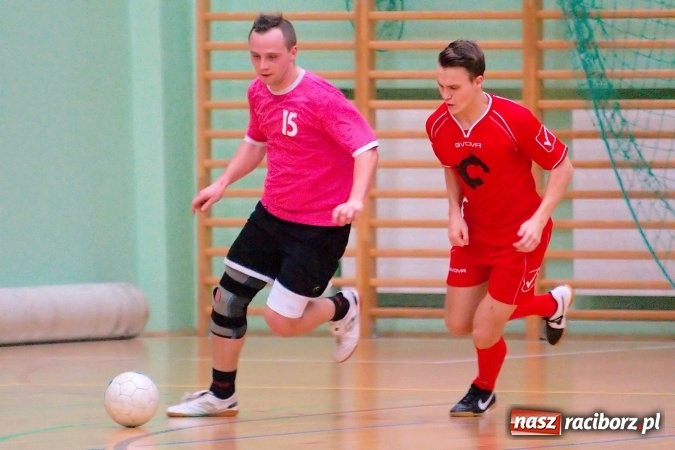 Zdjęcie w galerii na portalu naszraciborz.pl: Poniedziałkowe emocje w HLPN. Zwycięstwa IC Team i Wychylylybymy wiadomości z regionu