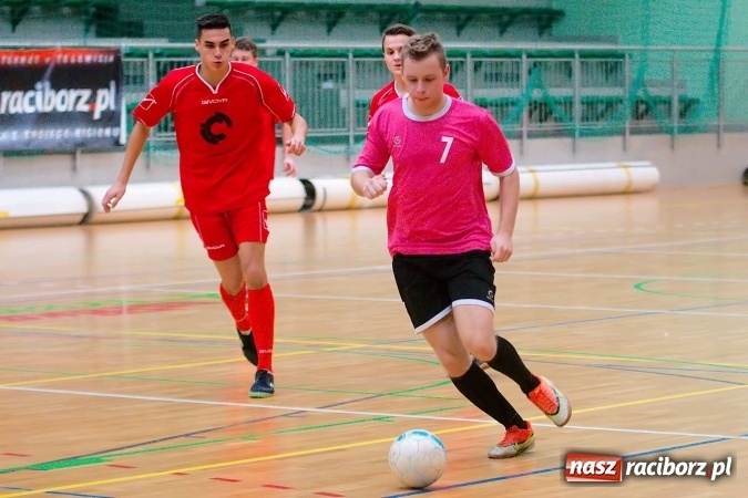 Zdjęcie w galerii na portalu naszraciborz.pl: Poniedziałkowe emocje w HLPN. Zwycięstwa IC Team i Wychylylybymy wiadomości z regionu