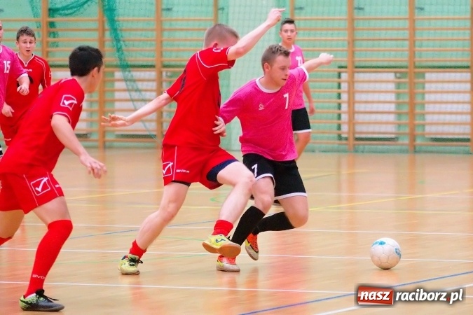 Zdjęcie w galerii na portalu naszraciborz.pl: Poniedziałkowe emocje w HLPN. Zwycięstwa IC Team i Wychylylybymy wiadomości z regionu