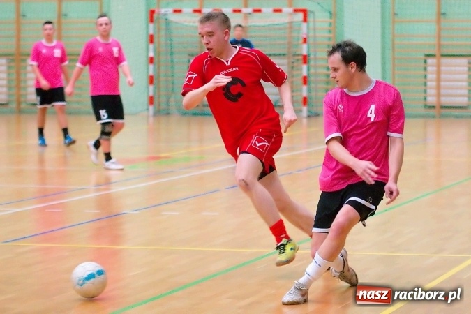Zdjęcie w galerii na portalu naszraciborz.pl: Poniedziałkowe emocje w HLPN. Zwycięstwa IC Team i Wychylylybymy wiadomości z regionu