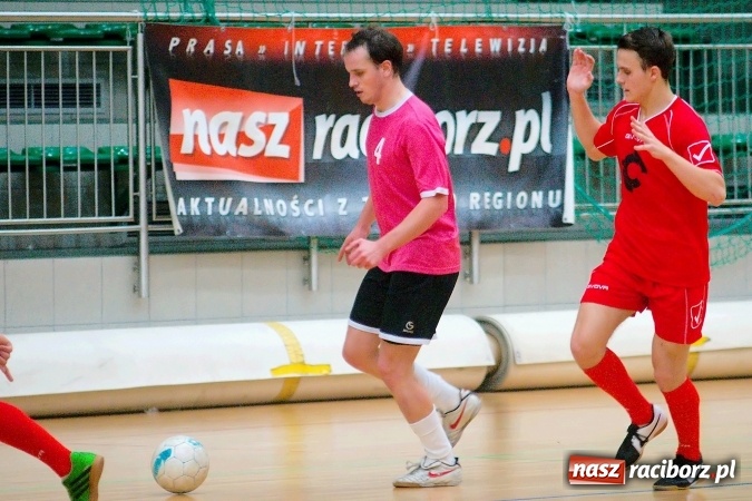 Zdjęcie w galerii na portalu naszraciborz.pl: Poniedziałkowe emocje w HLPN. Zwycięstwa IC Team i Wychylylybymy wiadomości z regionu