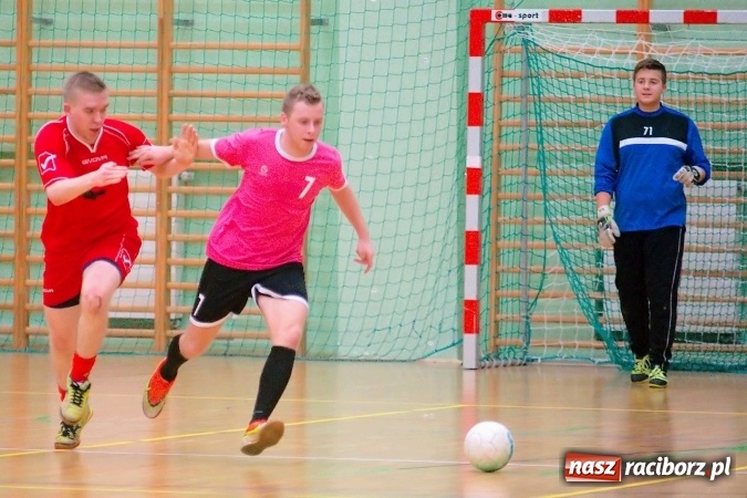 Zdjęcie w galerii na portalu naszraciborz.pl: Poniedziałkowe emocje w HLPN. Zwycięstwa IC Team i Wychylylybymy wiadomości z regionu