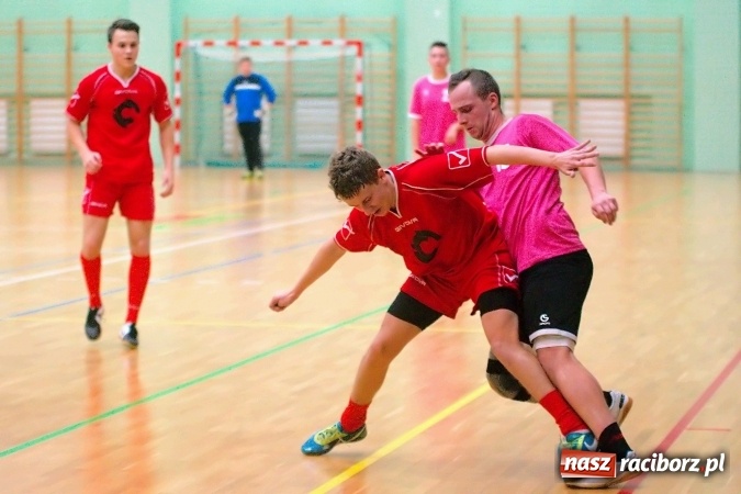 Zdjęcie w galerii na portalu naszraciborz.pl: Poniedziałkowe emocje w HLPN. Zwycięstwa IC Team i Wychylylybymy wiadomości z regionu