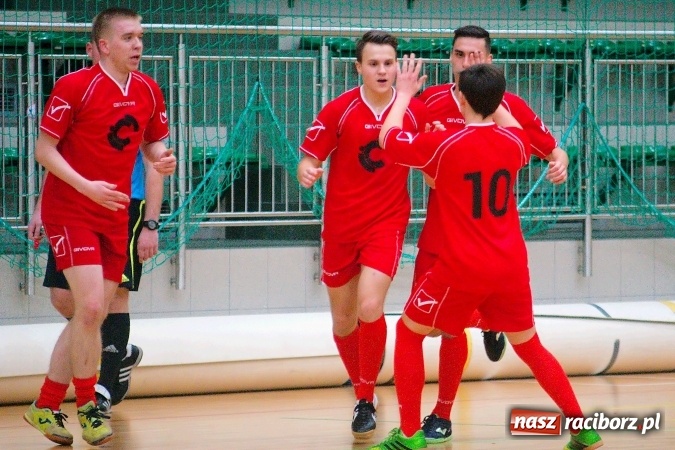 Zdjęcie w galerii na portalu naszraciborz.pl: Poniedziałkowe emocje w HLPN. Zwycięstwa IC Team i Wychylylybymy wiadomości z regionu