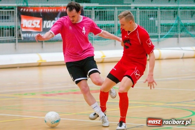 Zdjęcie w galerii na portalu naszraciborz.pl: Poniedziałkowe emocje w HLPN. Zwycięstwa IC Team i Wychylylybymy wiadomości z regionu