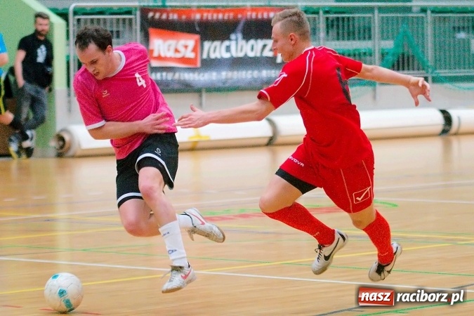 Zdjęcie w galerii na portalu naszraciborz.pl: Poniedziałkowe emocje w HLPN. Zwycięstwa IC Team i Wychylylybymy wiadomości z regionu