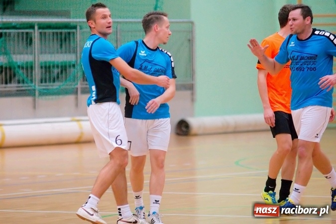 Zdjęcie w galerii na portalu naszraciborz.pl: Poniedziałkowe emocje w HLPN. Zwycięstwa IC Team i Wychylylybymy wiadomości z regionu