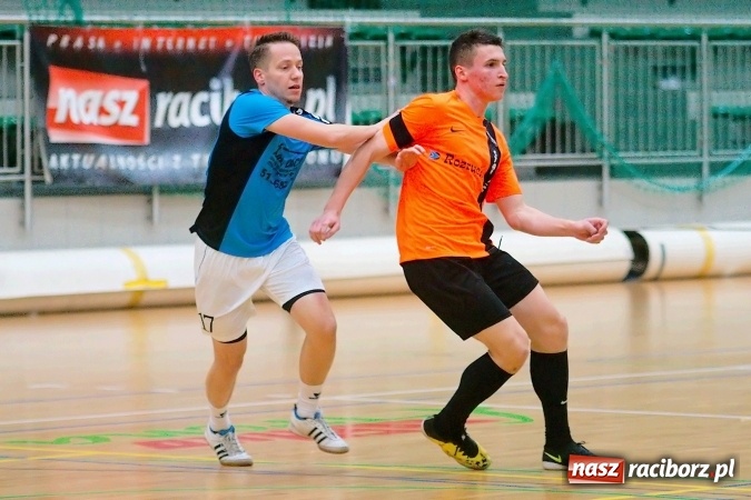 Zdjęcie w galerii na portalu naszraciborz.pl: Poniedziałkowe emocje w HLPN. Zwycięstwa IC Team i Wychylylybymy wiadomości z regionu