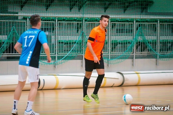 Zdjęcie w galerii na portalu naszraciborz.pl: Poniedziałkowe emocje w HLPN. Zwycięstwa IC Team i Wychylylybymy wiadomości z regionu