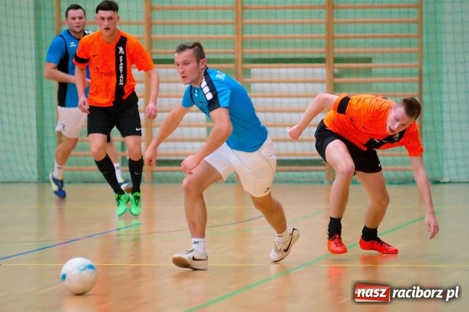 Zdjęcie w galerii na portalu naszraciborz.pl: Poniedziałkowe emocje w HLPN. Zwycięstwa IC Team i Wychylylybymy wiadomości z regionu