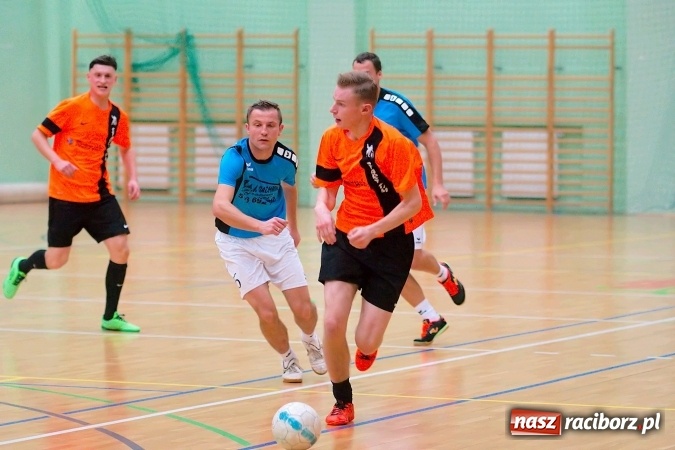 Zdjęcie w galerii na portalu naszraciborz.pl: Poniedziałkowe emocje w HLPN. Zwycięstwa IC Team i Wychylylybymy wiadomości z regionu