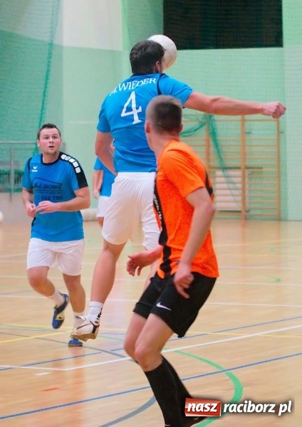 Zdjęcie w galerii na portalu naszraciborz.pl: Poniedziałkowe emocje w HLPN. Zwycięstwa IC Team i Wychylylybymy wiadomości z regionu