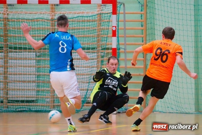 Zdjęcie w galerii na portalu naszraciborz.pl: Poniedziałkowe emocje w HLPN. Zwycięstwa IC Team i Wychylylybymy wiadomości z regionu