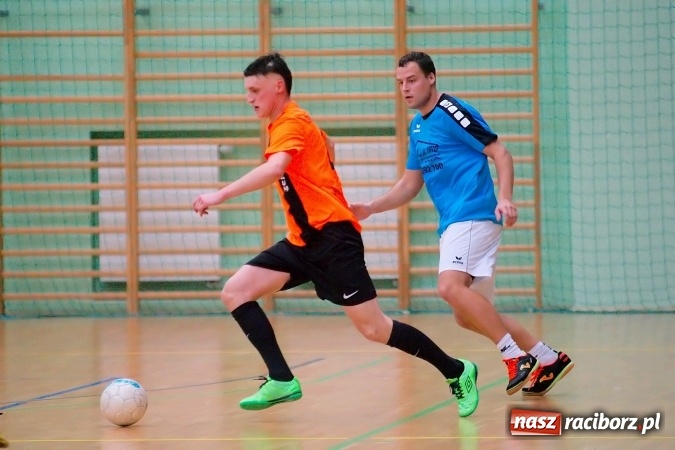 Zdjęcie w galerii na portalu naszraciborz.pl: Poniedziałkowe emocje w HLPN. Zwycięstwa IC Team i Wychylylybymy wiadomości z regionu