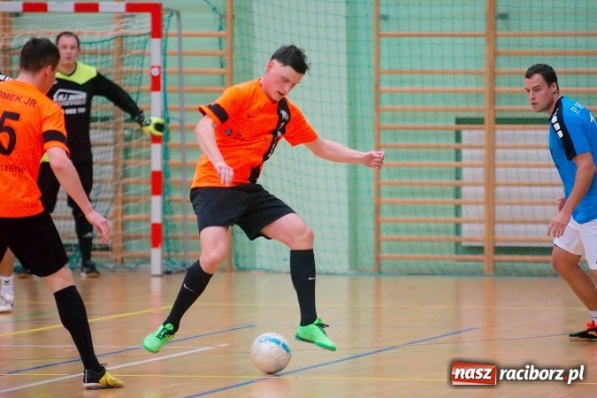 Zdjęcie w galerii na portalu naszraciborz.pl: Poniedziałkowe emocje w HLPN. Zwycięstwa IC Team i Wychylylybymy wiadomości z regionu