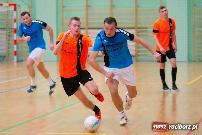 Zdjęcie w galerii na portalu naszraciborz.pl: Poniedziałkowe emocje w HLPN. Zwycięstwa IC Team i Wychylylybymy wiadomości z regionu