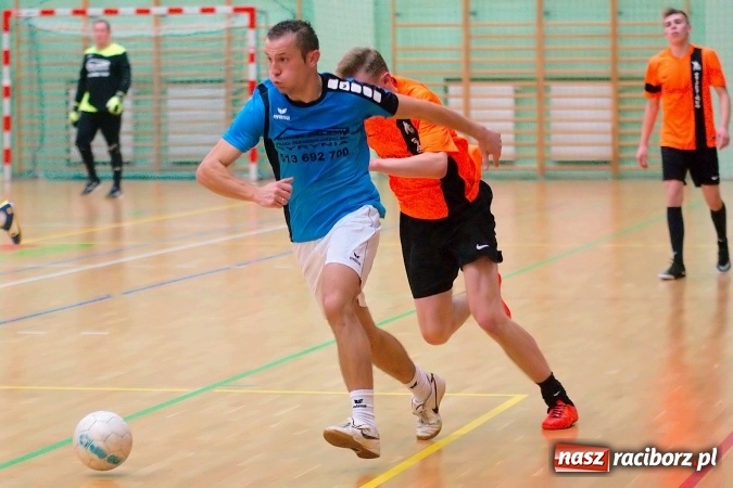 Zdjęcie w galerii na portalu naszraciborz.pl: Poniedziałkowe emocje w HLPN. Zwycięstwa IC Team i Wychylylybymy wiadomości z regionu