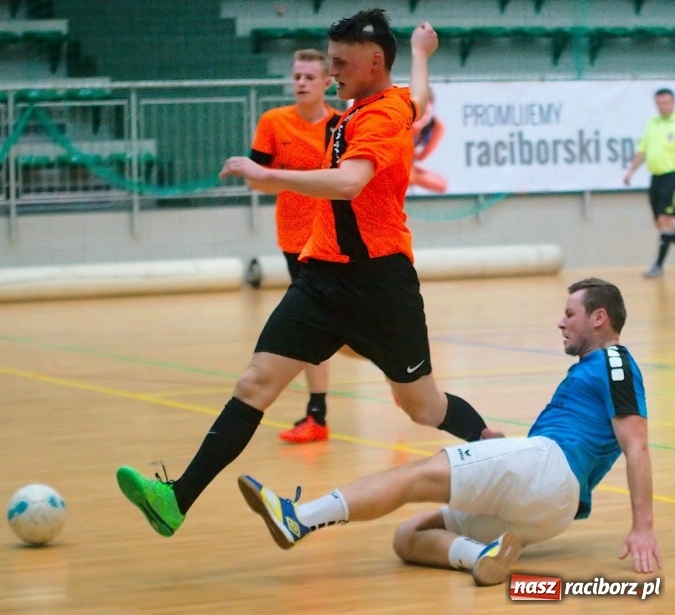 Zdjęcie w galerii na portalu naszraciborz.pl: Poniedziałkowe emocje w HLPN. Zwycięstwa IC Team i Wychylylybymy wiadomości z regionu