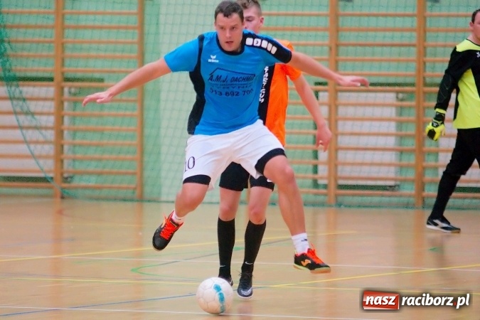 Zdjęcie w galerii na portalu naszraciborz.pl: Poniedziałkowe emocje w HLPN. Zwycięstwa IC Team i Wychylylybymy wiadomości z regionu