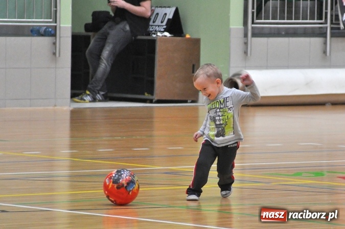 Zdjęcie w galerii na portalu naszraciborz.pl: Poniedziałkowe emocje w HLPN. Zwycięstwa IC Team i Wychylylybymy wiadomości z regionu