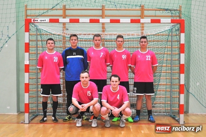 Zdjęcie w galerii na portalu naszraciborz.pl: Poniedziałkowe emocje w HLPN. Zwycięstwa IC Team i Wychylylybymy wiadomości z regionu