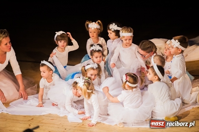 Zdjęcie w galerii na portalu naszraciborz.pl: Przedszkolaki wystąpiły dla swoich rodziców wiadomości z regionu