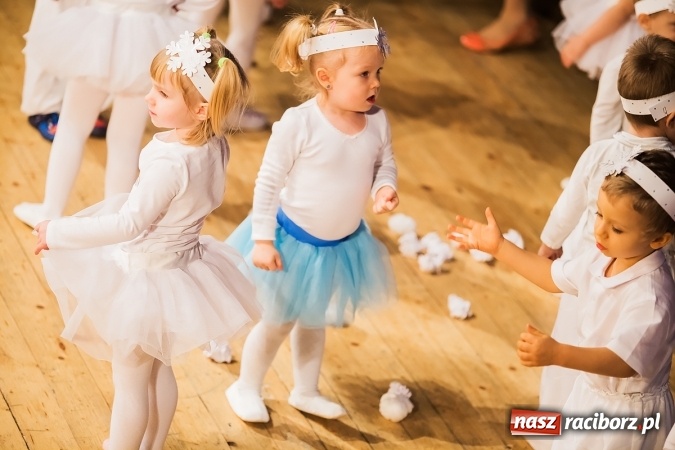 Zdjęcie w galerii na portalu naszraciborz.pl: Przedszkolaki wystąpiły dla swoich rodziców wiadomości z regionu