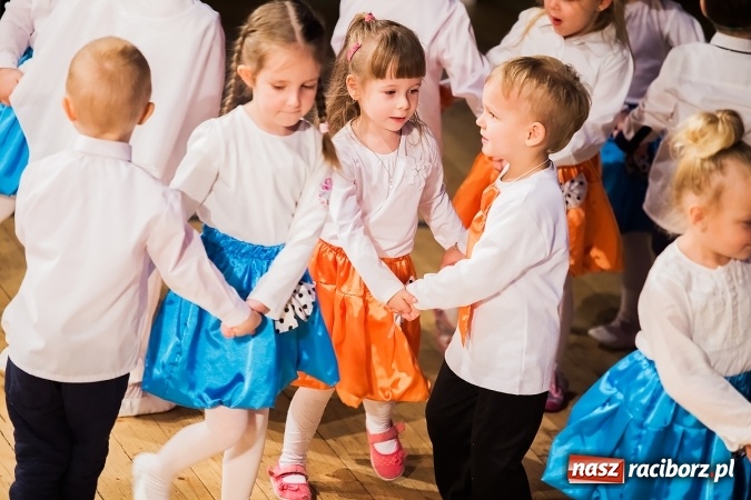 Zdjęcie w galerii na portalu naszraciborz.pl: Przedszkolaki wystąpiły dla swoich rodziców wiadomości z regionu