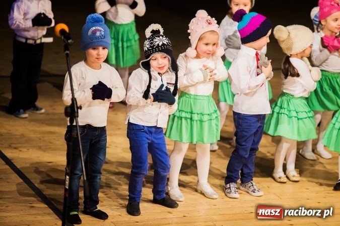 Zdjęcie w galerii na portalu naszraciborz.pl: Przedszkolaki wystąpiły dla swoich rodziców wiadomości z regionu