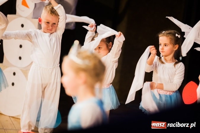 Zdjęcie w galerii na portalu naszraciborz.pl: Przedszkolaki wystąpiły dla swoich rodziców wiadomości z regionu