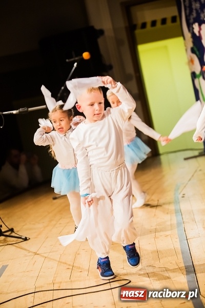 Zdjęcie w galerii na portalu naszraciborz.pl: Przedszkolaki wystąpiły dla swoich rodziców wiadomości z regionu